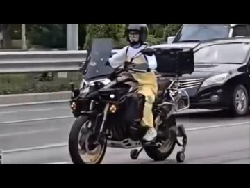 ホモと見る補助輪付きのバイクを乗りこなす低身長女