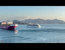 クルーズ船飛鳥IIIと巨大コンテナ船ONE SATISFACTION