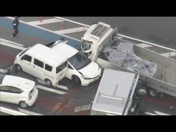 「トラックが１台横転している」車6台が絡む玉突き事故　男女5人を病院に搬送　福岡県宗像市