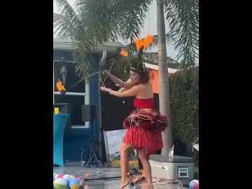 ホモと見る踊りの最中にヒモが絡まる女