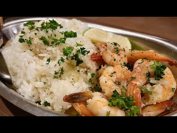 【不安に支配されている】ガーリックシュリンプを作る、妻のしもべ