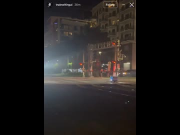 ホモと見る線路の上で止まった配達ロボットくん