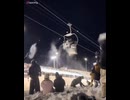 ホモと見る故障したリフトに雪玉を投げる陽キャ