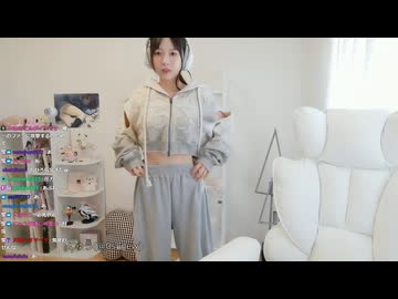 [にゅう]顔が画角で騙してると言われて全身を見せるとスタイルをいじられ　服装をいじられトイレマット言われた服が6万円ｗ