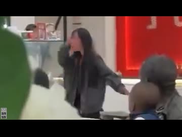 ホモと見るフードコートでギャオってしまう女