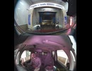 地面が濡れているガソリンスタンドの洗車機のEnejet Wash エネジェットウォッシュの洗車機に洗車される為に前進する様子