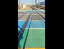 JR東海道線の平塚駅の東京寄りのでっかい踏切・晴天の平日の昼間にて、遮断機・踏切が開いてから渡って、向こう側に到着するまで。あと遮断機の機械をまじまじと撮影した。そして東海道線の鈍行列車通過の様子