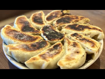 【完全に手作りのいっちばん美味しいヤツ】餃子を作る、妻のしもべ