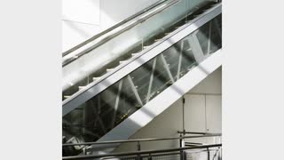 まだ残っている / すずきつづみ のサムネイル