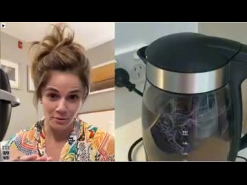 ホモと見る節約のためにホテルの電気ケトルで下着を消毒する女