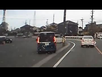 ホモと見るマリオカートみたいな追い越しをする車