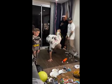 ホモと見るはしゃぎすぎてパーティーを台無しにするオッサン