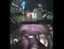 雨天時、JR戸塚駅前の幅広の道路で、道路のど真ん中でＵターンする旧型銀色プリウス
