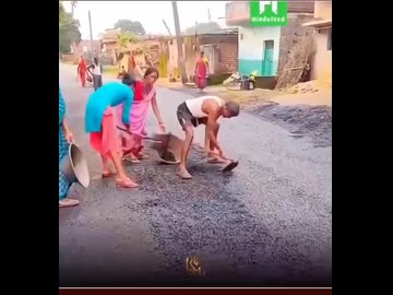 ホモと見る舗装されたアスファルトをはがして持って帰るインド人