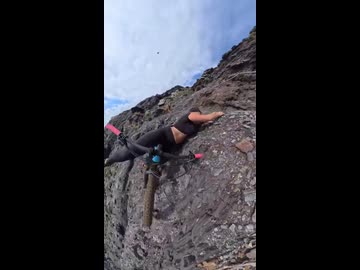 ホモと見る360度カメラが記録した崖から落ちそうなチャリカス