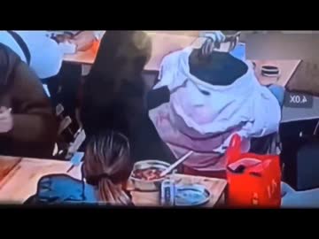 ホモと見る後ろの席の人にスープを分けてあげる女