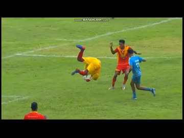 ホモと見る宙返りをして相手選手に当たってしまうゴールキーパー