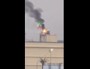 未公開の映像が、#バグダッドのアメリカ大使館のレーダーシステムを標的とした攻撃を示しており、これらはアメリカ大使館の防御システムであるC-RAMの一部として機能している。