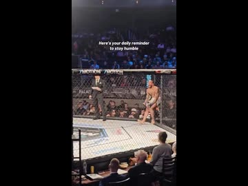 ホモと見る入場した勢いでリングアウトする格闘家