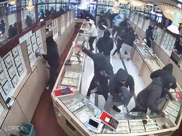 ホモと見る宝石を盗む30人以上の泥棒