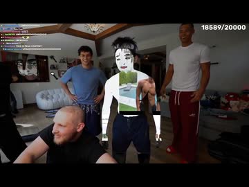 ホモと見るクロマキー合成のために全身を緑色に塗った男