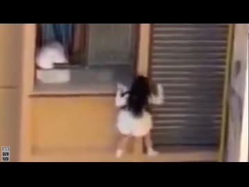 ホモと見るマンション10階の窓から脱出する不倫女