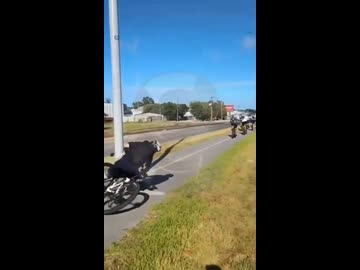 ホモと見る自転車道の真ん中に設置した街灯