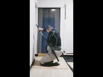 ホモと学ぶ狭い場所で刀を抜く方法