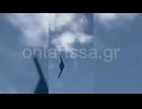 ラリッサ上空を飛ぶアメリカのB-2爆撃機