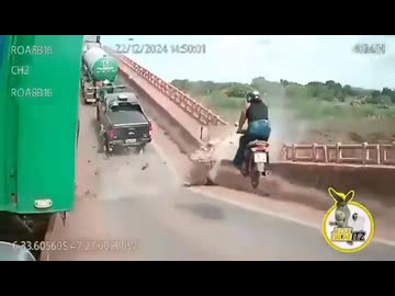 ホモと見るブラジルで橋が崩落する様子