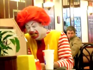 ドナルドがマクドナルドのお客さんや従業員にいたずらをしてみた