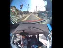 ボンネット中央だけ真っ赤な、真っ黒いFORDマスタング