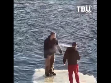 ホモと見る流氷に乗って流れていくロシア人兄弟