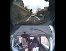 超高級車のアストンマーティン（ASTON MARTIN）の横を平気ですり抜けていく、ぶつけるリスクを微塵も考えていないバカップルDQNバイク