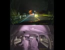 交差点で対向車が接近しているのに、けっこうギリギリのタイミングで交差点を右折するマツダのRX-7？