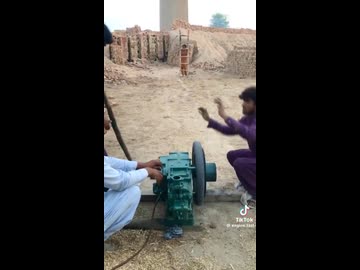 ホモと見るタイヤを飛ばして煙突の中に入れるインド人の遊び