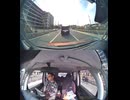アークスクエア入口で交通誘導する高齢者の交通誘導員が、右折や左折で出る車や、右折で入店する車、そして歩道を進んで来る自転車等を360度ぐるぐる目まぐるしく確認して捌く姿が大変だと思いました