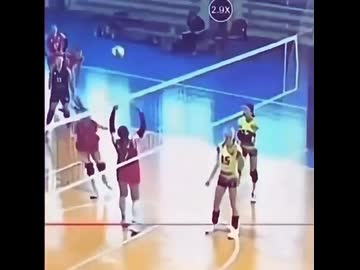 ホモと見る2回ヘッドショットされる女子バレー選手