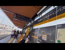 宇都宮大学陽東キャンパス停留場（ベルモール前）に到着する宇都宮ライトレール（宇都宮LRT）の車両