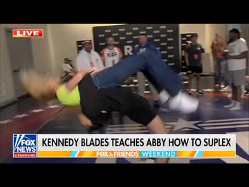 ホモと見る生放送中にスープレックスを食らうFox Newsのキャスター