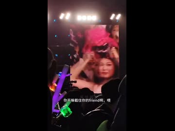 ホモと見る呼ばれてないのにめっちゃ前に出てくる女