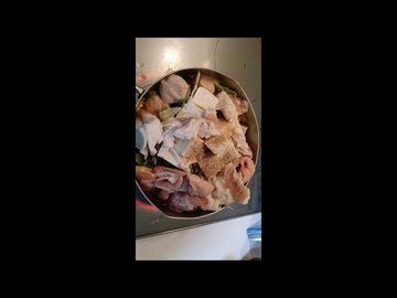 豆腐、ホルモン、鶏肉、水餃子、鶏団子、野菜入った鍋を喰らう