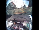 歩道横の白い鉄柵と車道を走行中の黒いミニバンの間にはギリギリのすり抜けの隙間しかないのに、それでも何とかして無理やり通ろうとするバカ。黒いミニバンとの距離が10cm位しかない。当て逃げするつもりか？