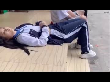 ホモと見る打ち上げられた魚の真似をする女