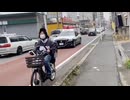 ホモと見るのろまなパトカーのせいで渋滞になる道路