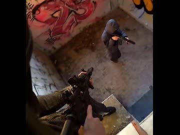 ホモと見るサバゲーでゾンビ行為する男