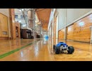 学校の廊下でラジコンを走らせる