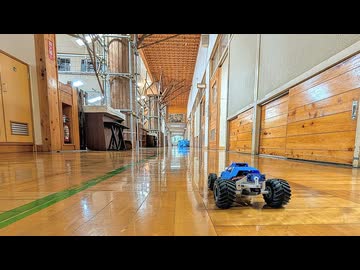 学校の廊下でラジコンを走らせる