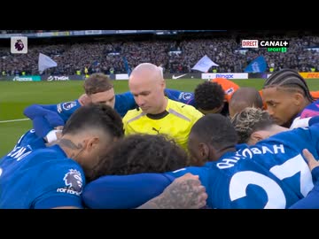 ホモと見るサッカーチームの円陣の中心にいる審判