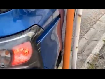 ホモと見る理解不能な状況になってしまう女の車